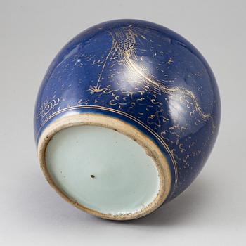 A Chinese dragon jar, Qing dynasty, presumably around 1800.