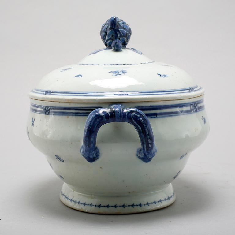 A porcelian chinese turren from the 18th century.