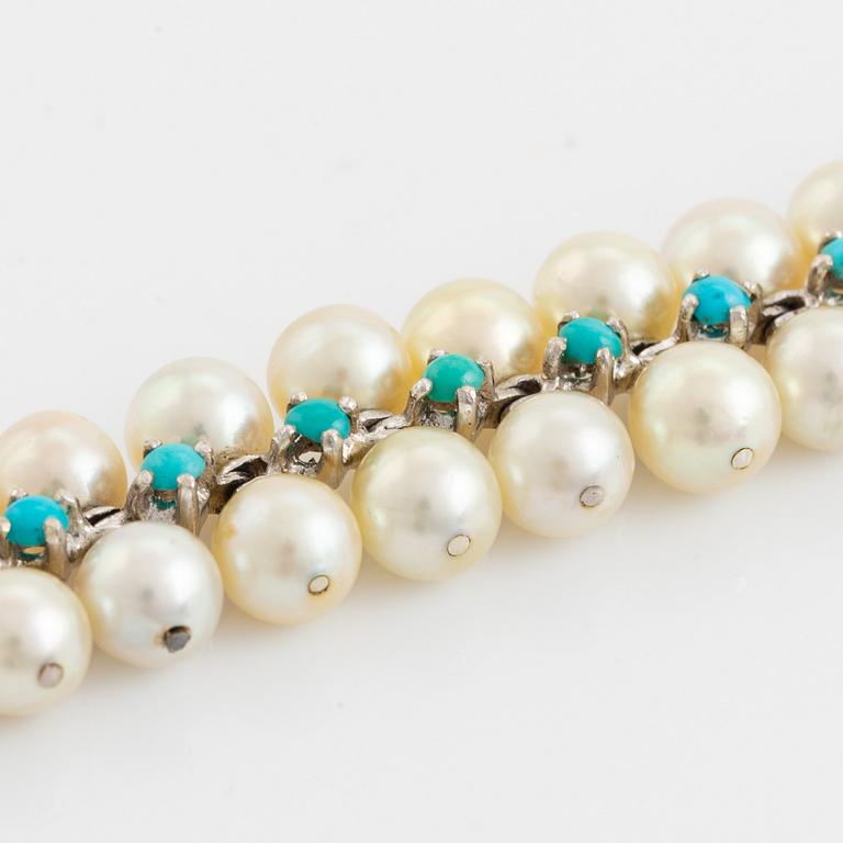 An 18K gold and cultured pearl bracelet.