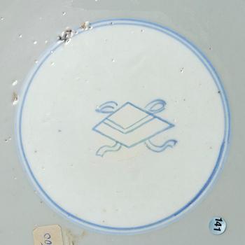 A large famille verte dish, Qing dynasty, Kangxi (1662-1722).