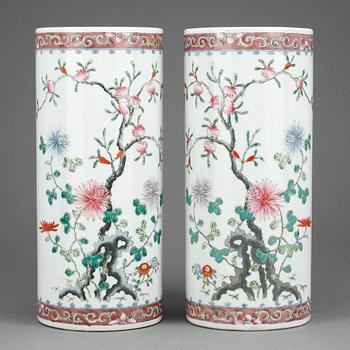 PENSELVASER, ett par, porslin, Kina 1900-tal.