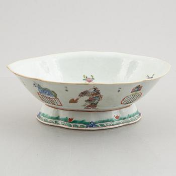 A porcelain bowl, China, Qing dynasty, end of the 19th century.