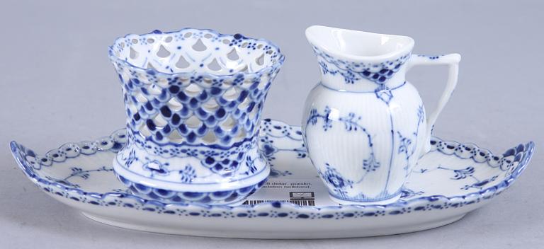 KAFFESERVISDELAR, 28 delar, porslin, Musselmalet, Kongl Dansk. Mestadelen helblond.