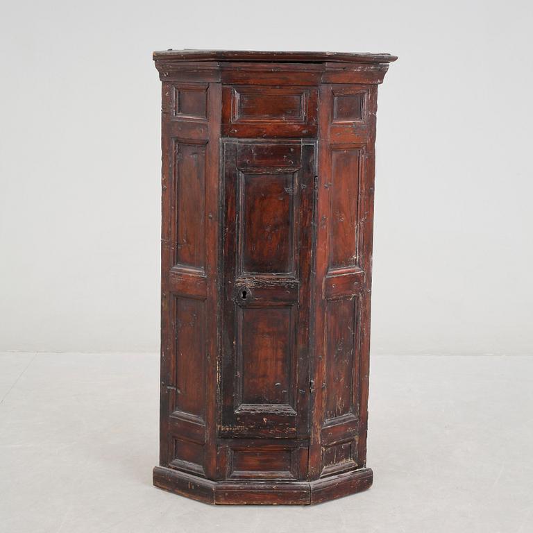 HÖRNSKÅP, 1700-tal.