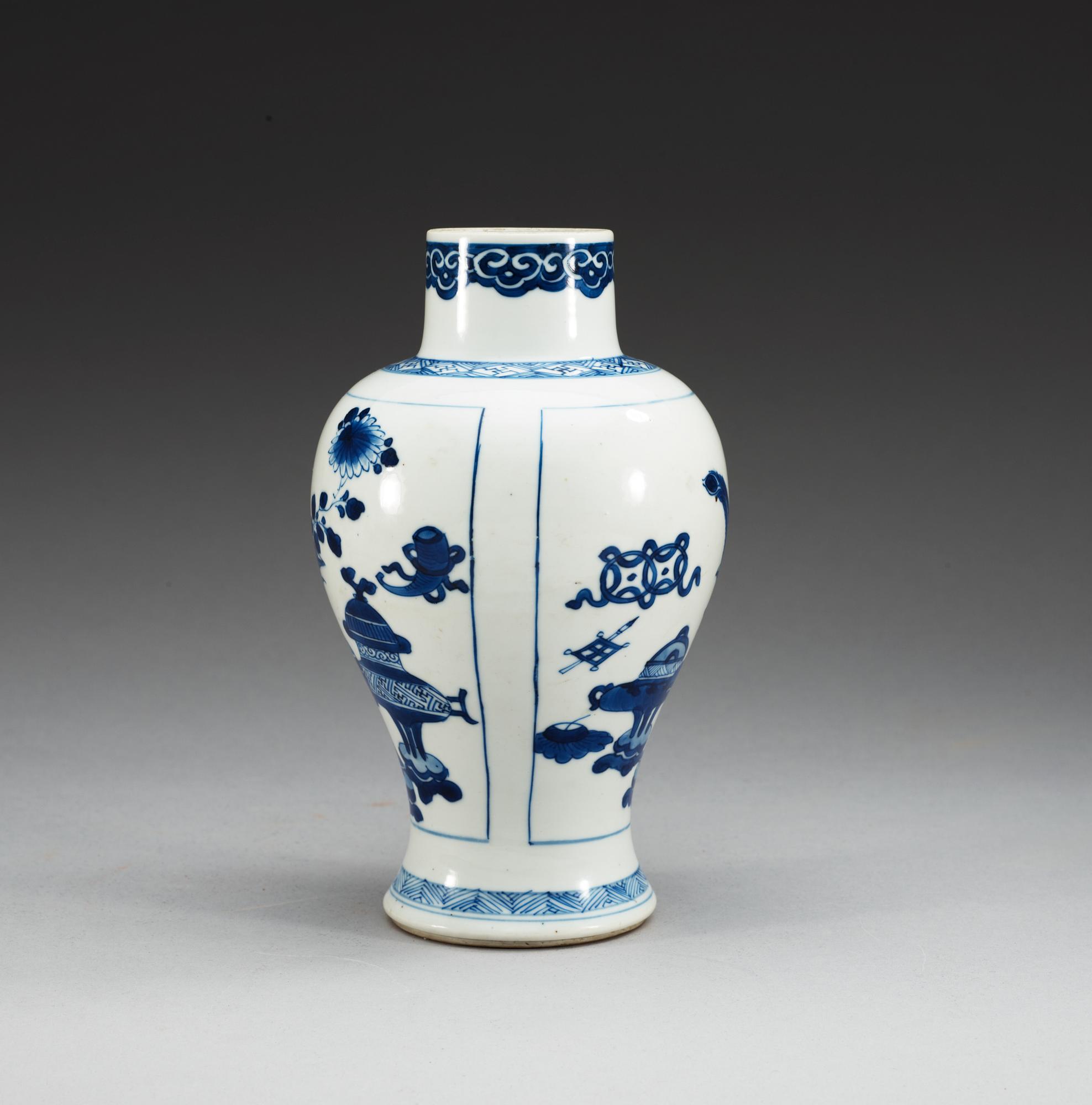A blue and white vase, Qing dynasty, Kangxi (1662-1722).