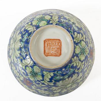 Skålar, tre stycken, samt litet blåvitt ytterfoder och lackask, porslin, Qingdynastin, 1800-tal.