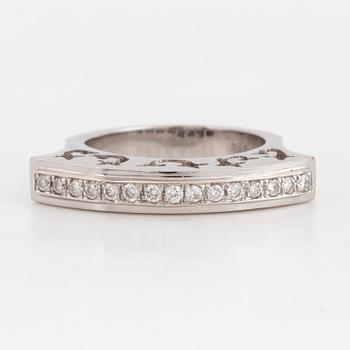 18K white gold and brilliant-cut diamond ring.