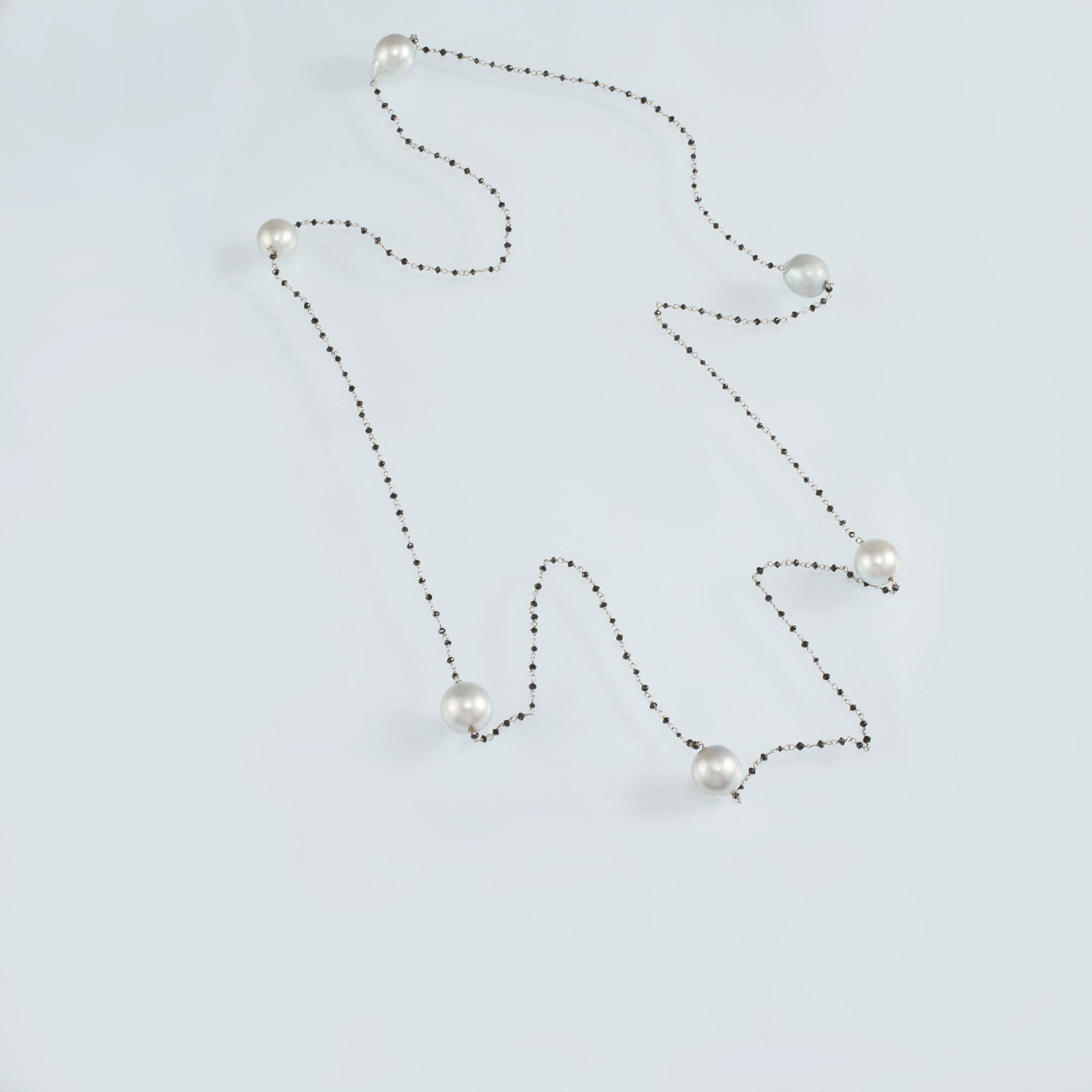 COLLIER, 18K vitguld med svarta diamanter samt 6 odlade South Sea-pärlor. Vikt 21,3 gram.