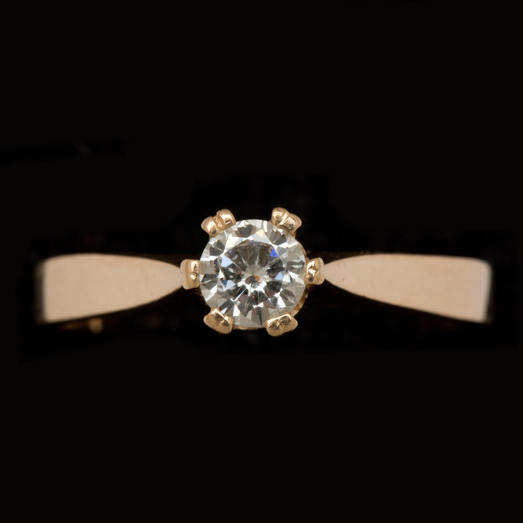 RING, 18 k guld med solitär briljantslipad diamant ca 0,29 ct. Vikt ca 4 g.