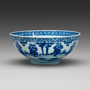 325. A blue and white bowl, Qing dynasty, 18th Century.