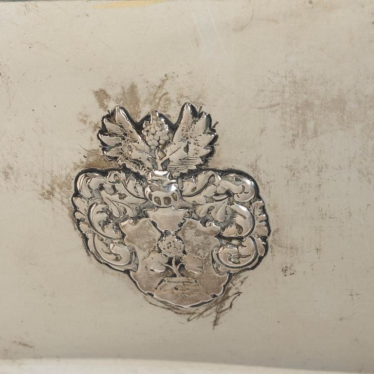 C.G. Hallberg, CG Hallberg, tobacco box, silver, Stockholm 1912, with the Wijnbladh family coat of arms.