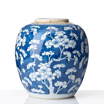 A blue and white jar, Qing  dynasty, Kangxi (1662-1722).