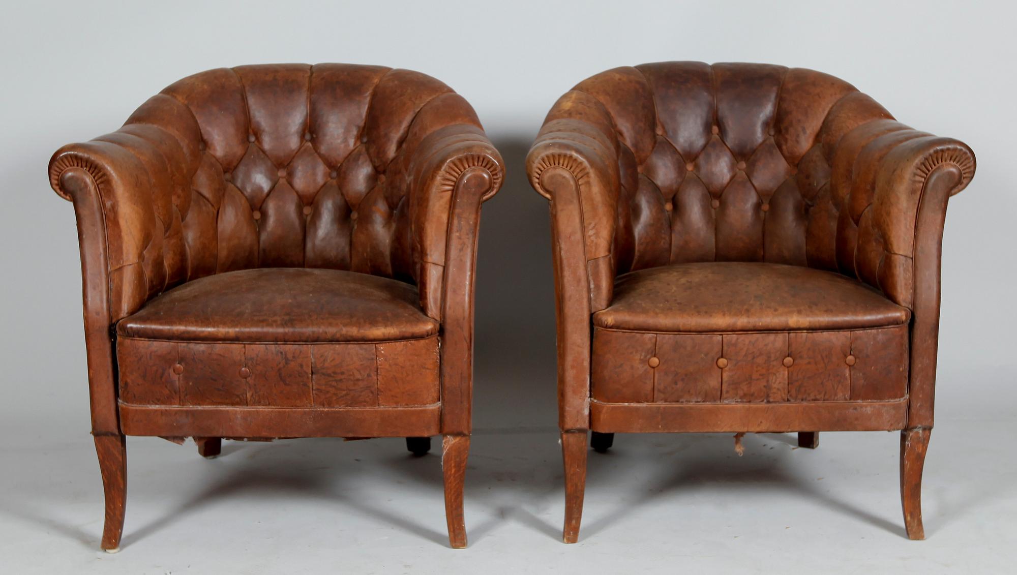 FÅTÖLJER, 1 par, klubbmodell, 1900-talets första hälft.