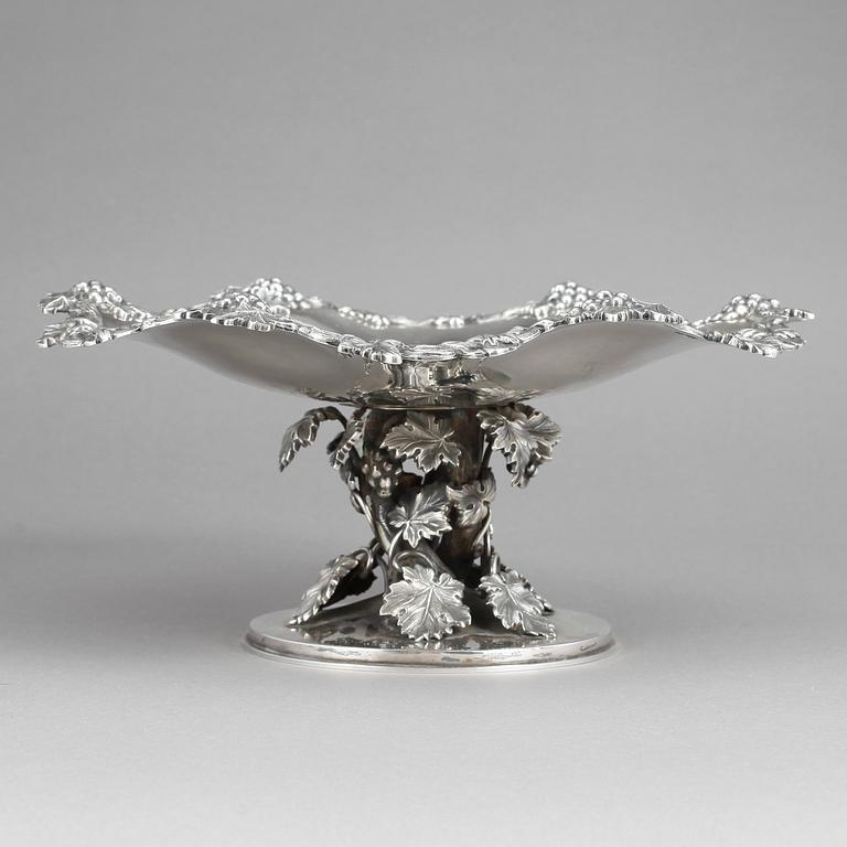 SKÅL PÅ FOT, silver, Christian Hammer, Stockholm 1864. Vikt 826 gram.