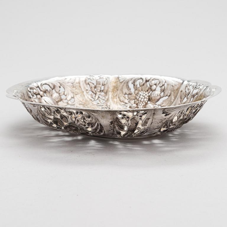 A late 18th-century silver fruit bowl, presumably Hanau pseudo marks.