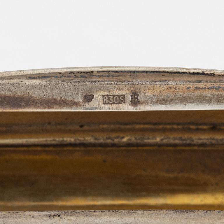 Kalkar, ett par samt dosa, silver, bl.a. MGAB Uppsala, 1946.
