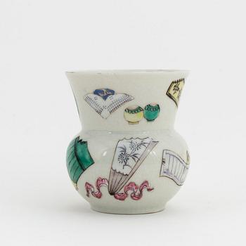 A Chinese porcelain spitoon 'Zhadou', 20th Century.