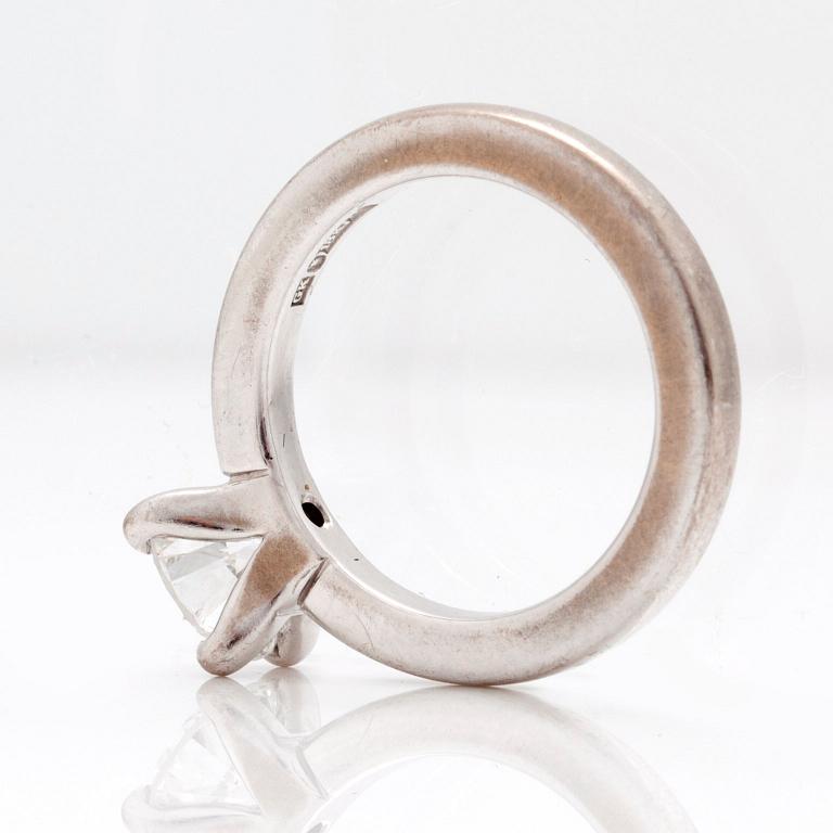 A 1.00 ct brilliant cut diamond ring. Quality ca E-F/VVS.
