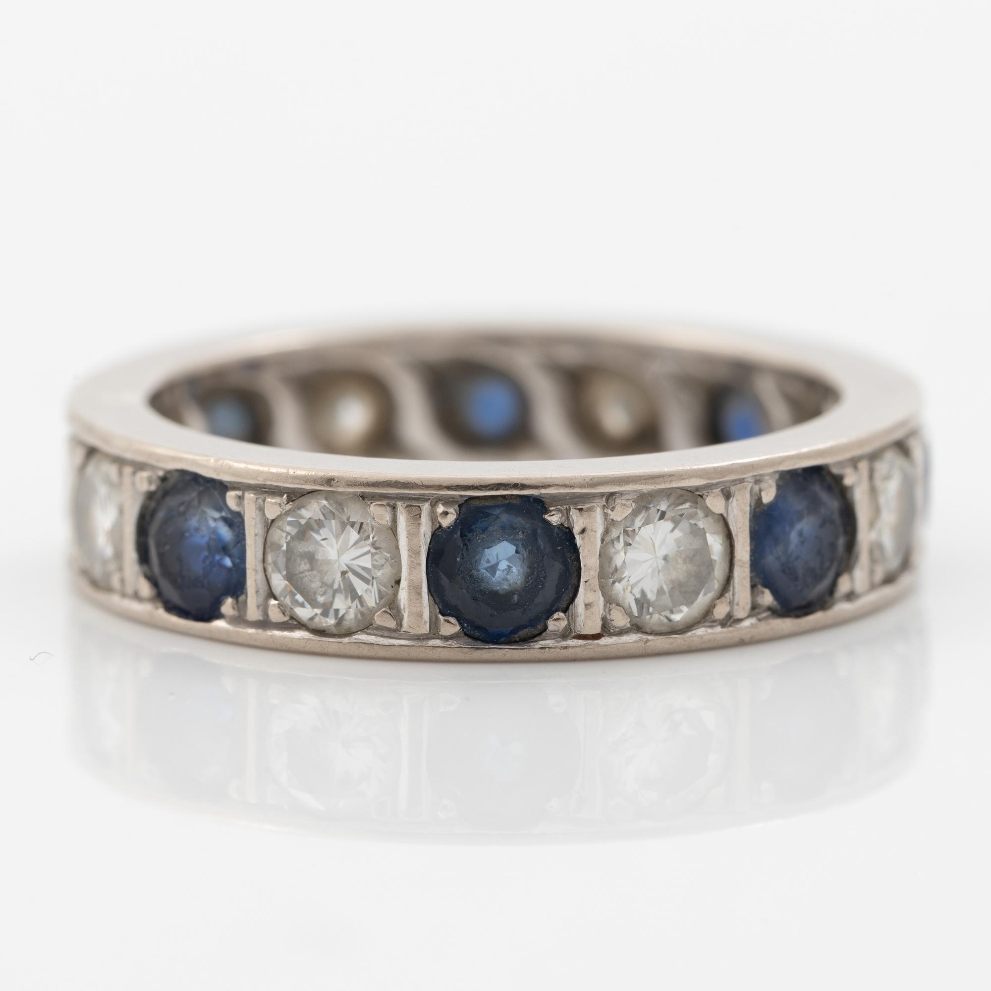 Ring, 18K white gold with sapphires and brilliant-cut diamonds.