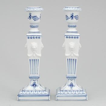 LJUSSTAKAR, ett par, porslin, "Musselmalet", Royal Copenhagen, 1900-talets andra hälft.