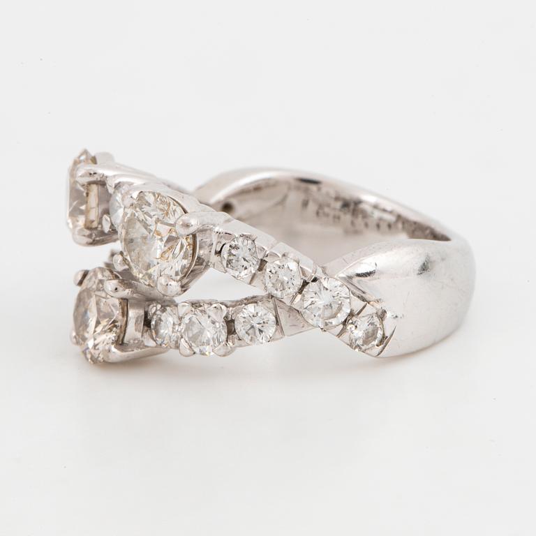 Round brilliant-cut diamond ring.