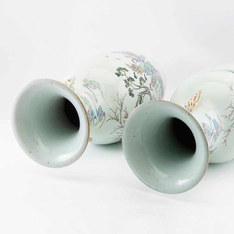 A pair of Chinese vases decorated with elegant ladies of the court, 20th century.