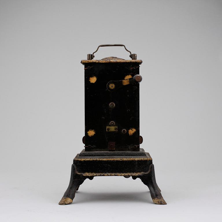 AUTOMATISK GRILLANORDNING, 2 delar, gjutjärn och bemålad plåt, omkring 1900.