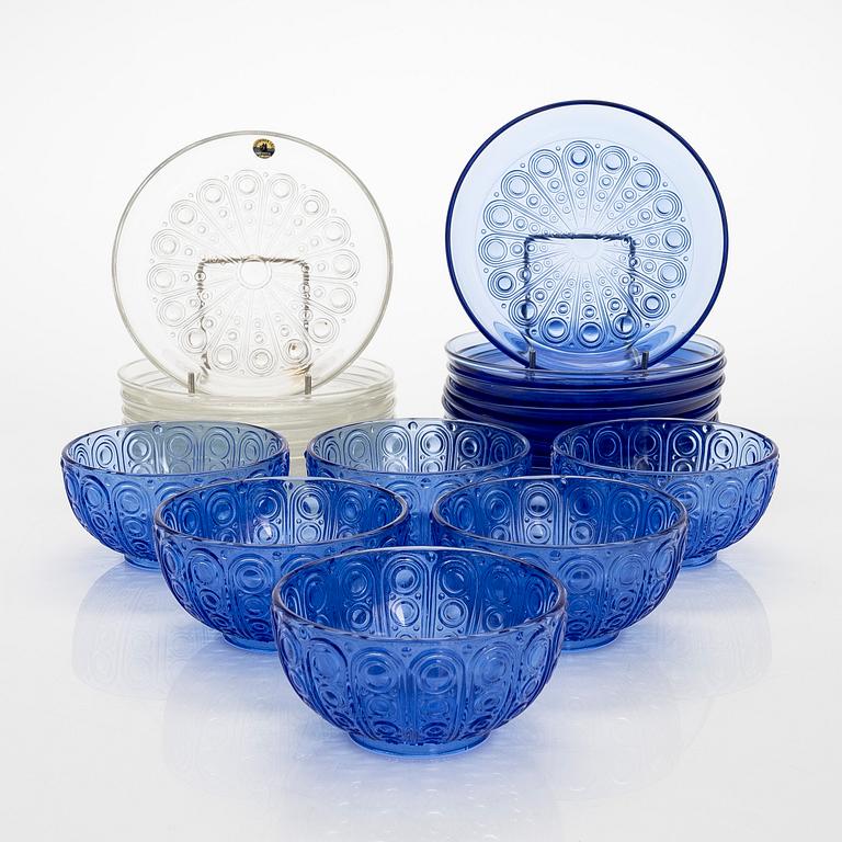 Nanny Still, lautasia, 14 kpl, kulhoja, 6 kpl, "Riikinkukko", malli 5221, 5325, Riihimäen Lasi.