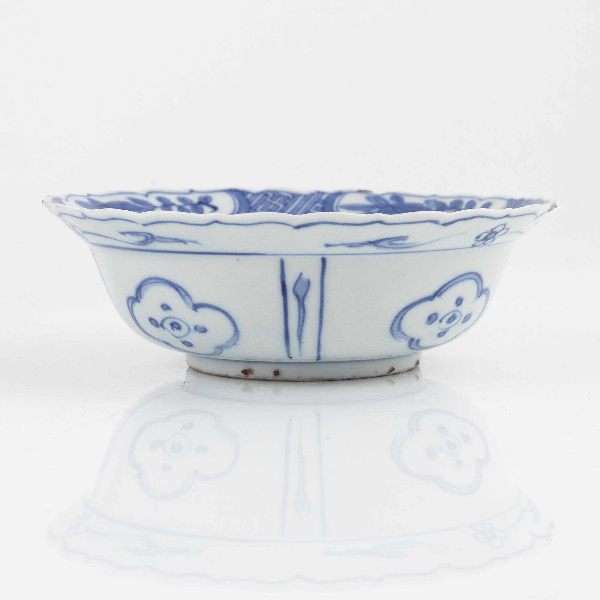 A Chinese porcelain vase and a Japanese Ming-style bowl, around the year 1900.