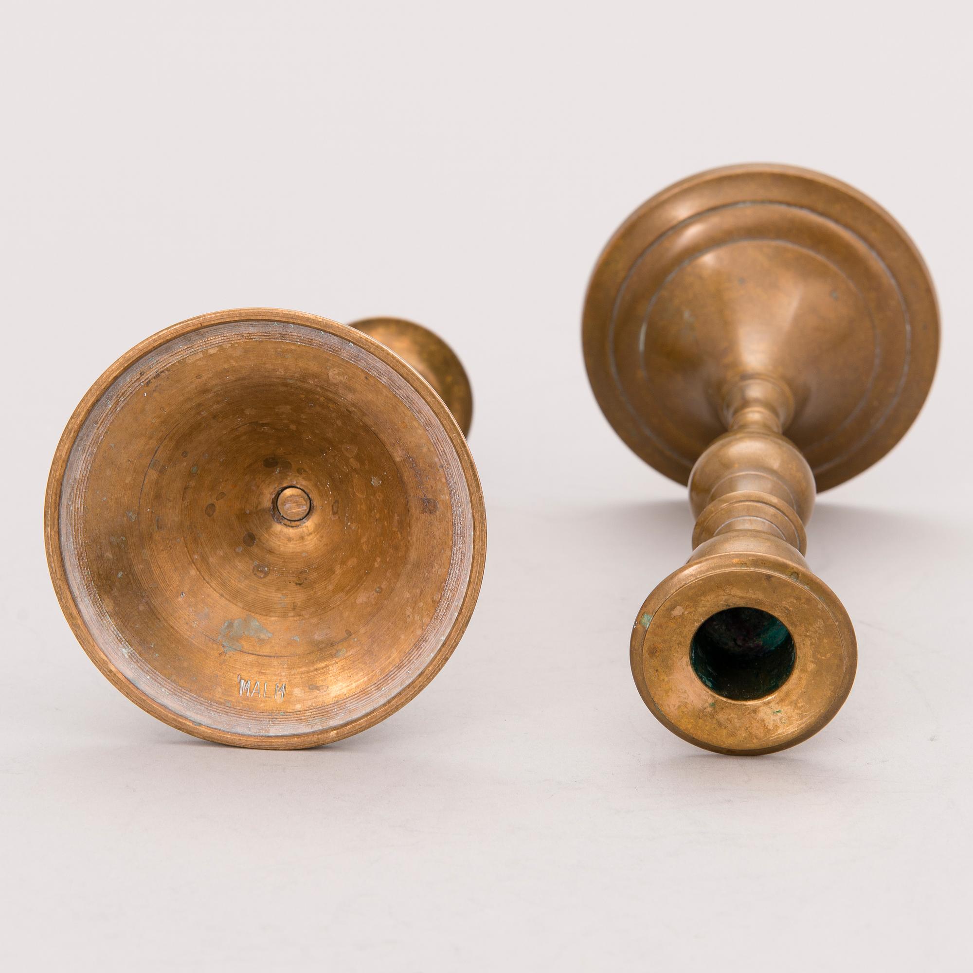 ERÄ KYNTTILÄNJALKOJA, 10 kpl, messinkiä ja puuta, 1800/1900-luku.