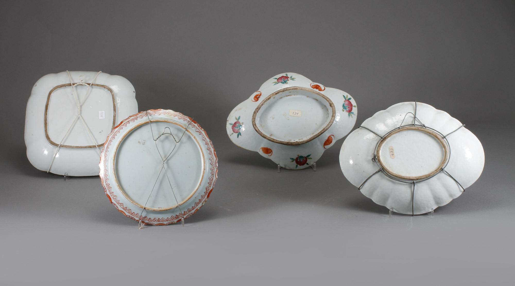 SKÅLFAT, 3 st, samt TALLRIK, porslin, bl a Kanton, Kina, 1800-tal.