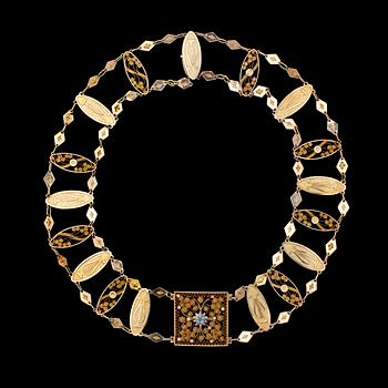 1072. A gold and enamel necklace, c. 1800.