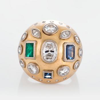 Ring med briljantslipade diamanter i olika former med total vikt ca 3 ct samt safirer och en smaragd.