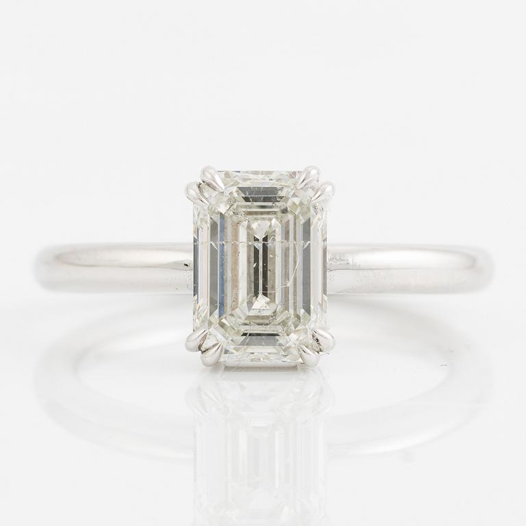 Ring 18K vitguld med en smaragdslipad diamant.