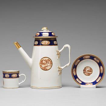 834. KAFFEKANNA med LOCK samt tre KOPPAR med fyra FAT, kompaniporslin. Qingdynastin, Jiaqing (1796-1820).