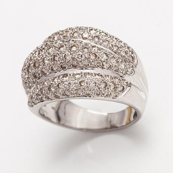 Ring, 18K vitguld, diamanter ca 3.51 ct tot.