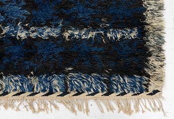 Viola Gråsten, rug, "Skogstjärn", approx. 240 x 155 cm.