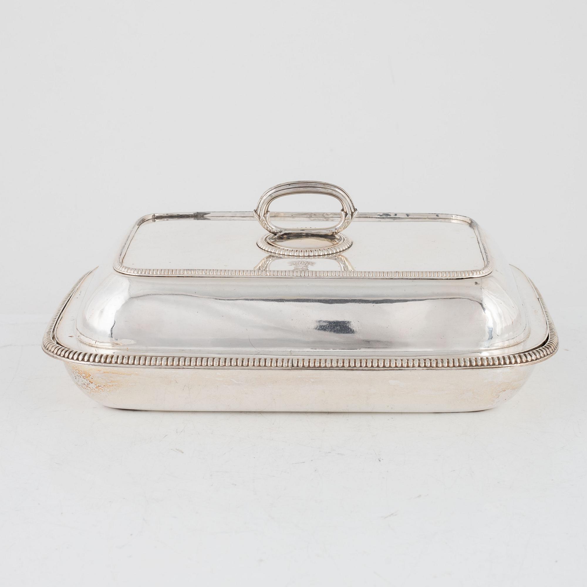 A pair of silver plated serving dishes with covers, first half of the 20th Century.