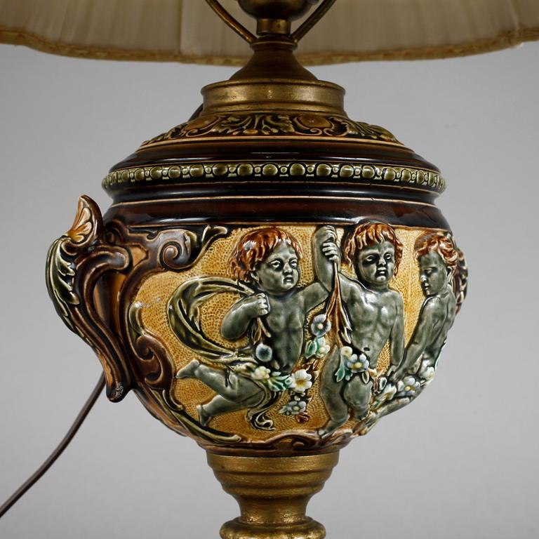 BORDSLAMPA, majolika, 1900-talets första kvartal.