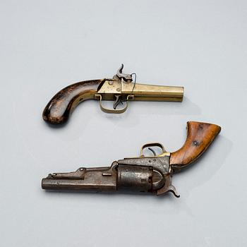 PISTOLER 2 ST, slaglåspistol 1800-tal och revolver 1800-talets slut.