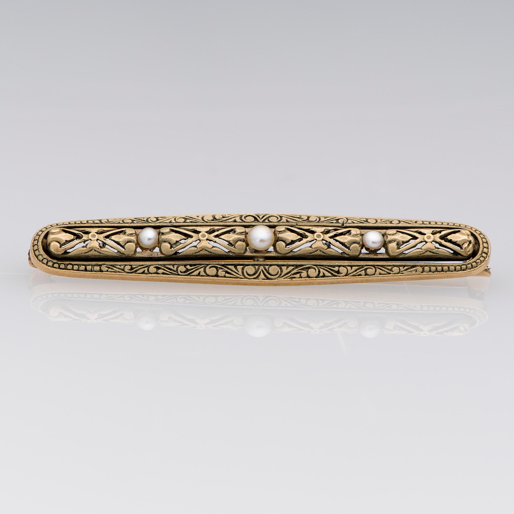 A BROOCH, 14K gold, pearls. Carl Ulrik Bergström, Helsinki 1920s.