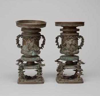 A pair of richly decorated Japanese bronze vases, period of Meiji (1868-1912).