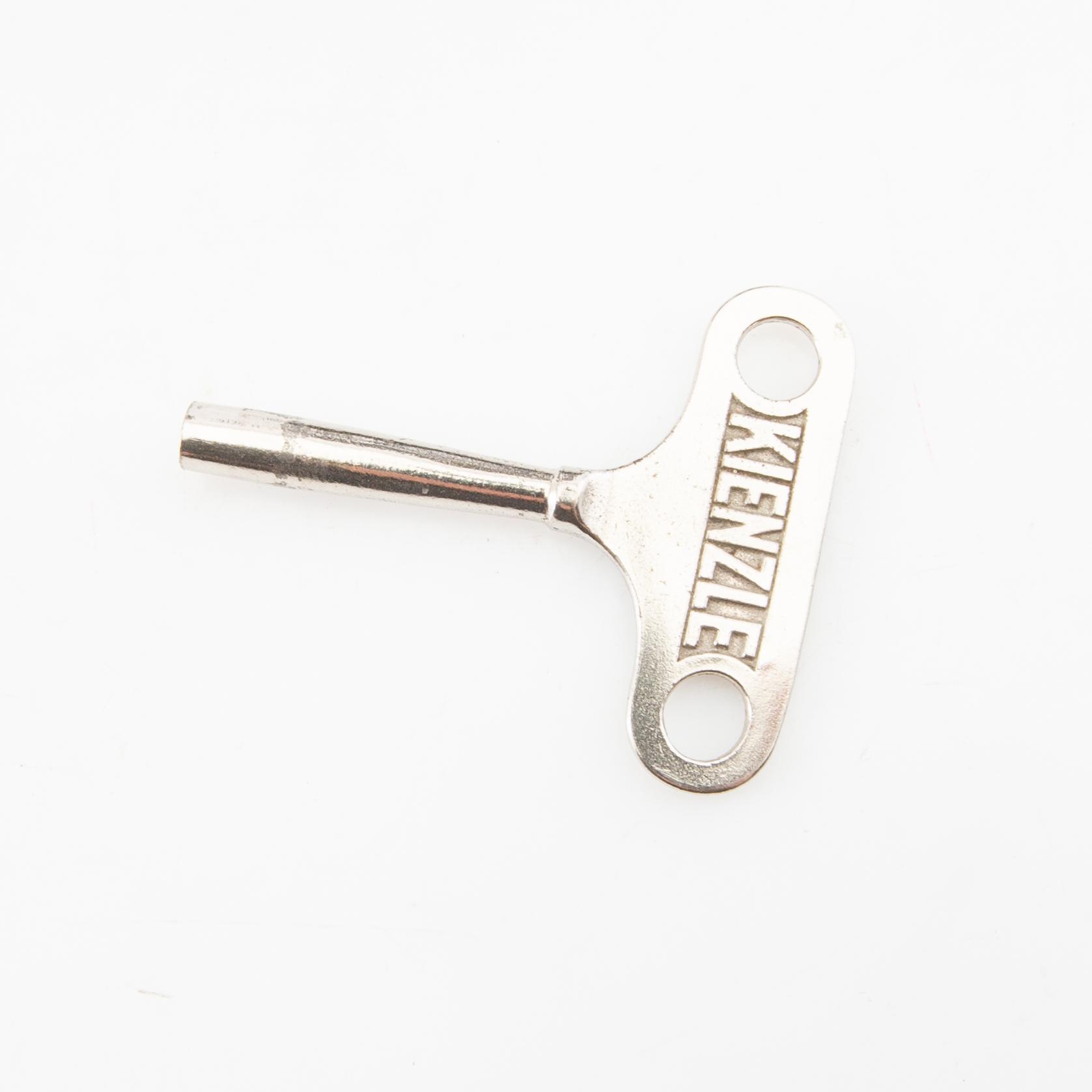 Table garniture 3 dlr early 20th century.