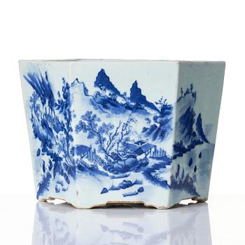 A blue and white flower pot, Qing dynasty, 19th century.