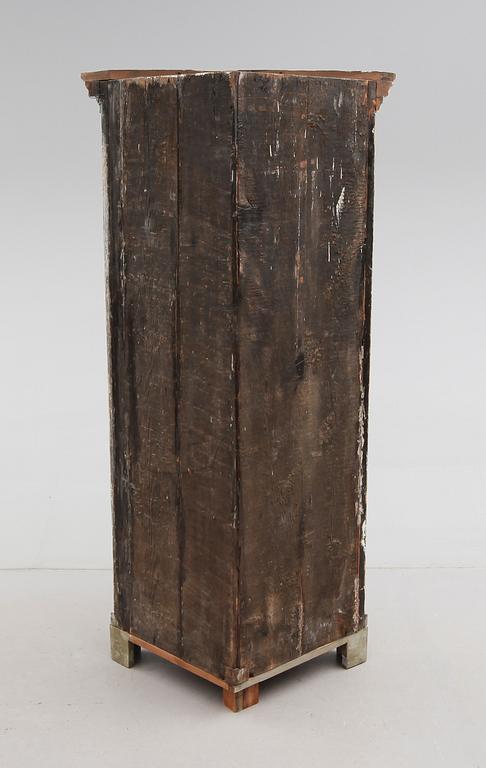 HÖRNSKÅP, sengustavianskt, omkring år 1800.