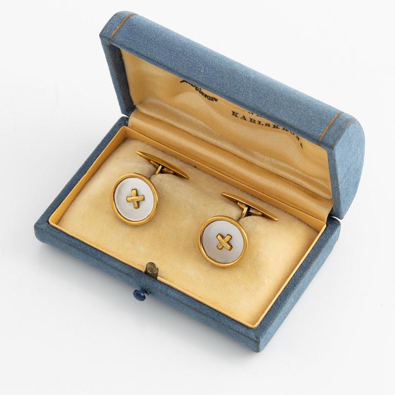 An 18K gold and mother of pearl cufflinks.