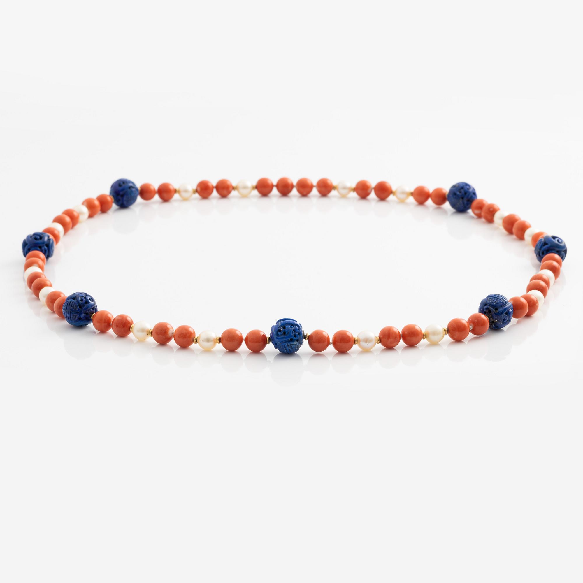 Collier korall, odlade pärlor och sannolikt lapis lazuli.
