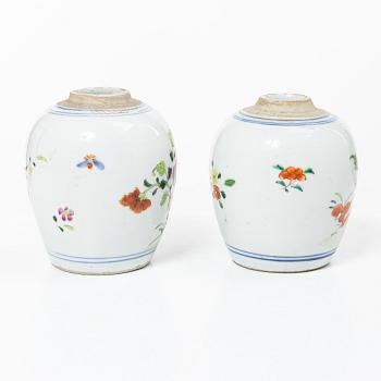 Bojaner/tedosor, två stycken, porslin. Qingdynastin, Qianlong (1736-95).