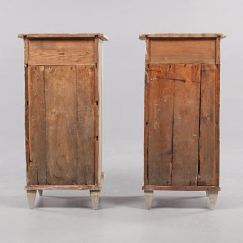 POTTSKÅP, ett par, sengustaviansk stil, omkring 1800/1900.
