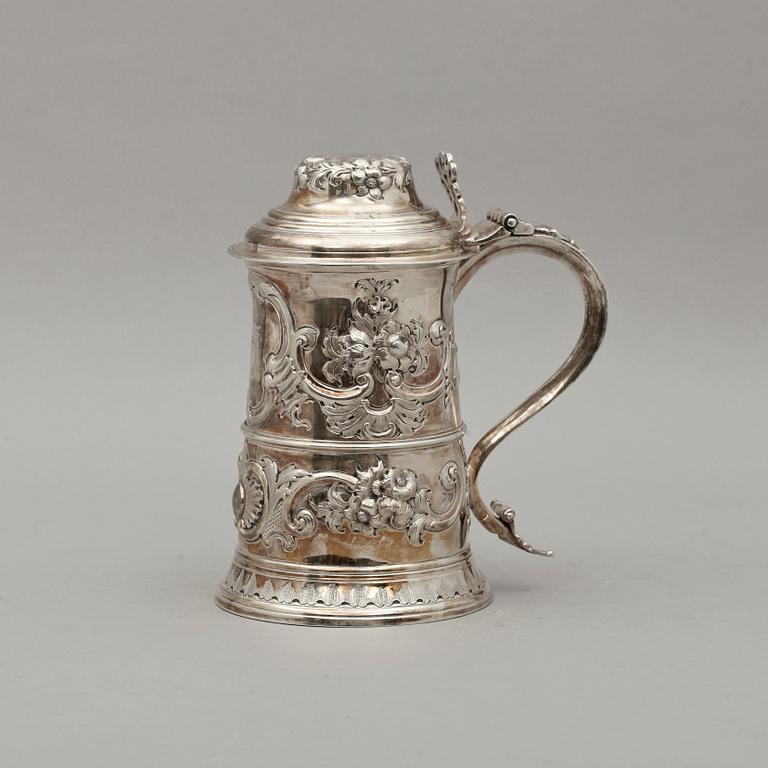 DRYCKESKANNA, silver. London 1700-talets andra hälft, trol Thomas Ollivant. Ca 820gr.